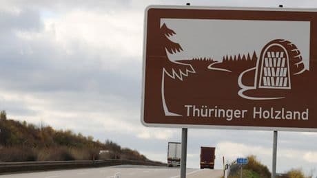 Auf dieser Autobahn kommt alle 3,75 Kilometer ein Schild