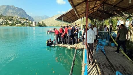 Baraj gölüne düşen terliğini almak isterken boğularak can verdi