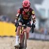 Eli Iserbyt zit na twee zware operaties eindelijk weer op de cross-fiets: “Wel nog voorzichtig”