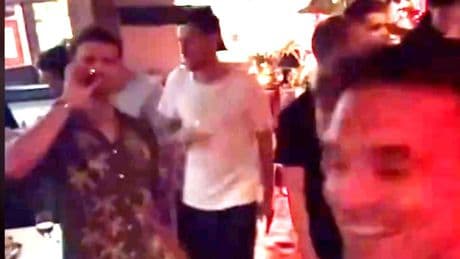 Müller mit Zigarre - Meister-Party mit Bayern-Stars gefilmt
