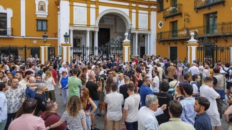 Dimiten dos cargos de la Hermandad de la Macarena por la polémica restauración de la Virgen