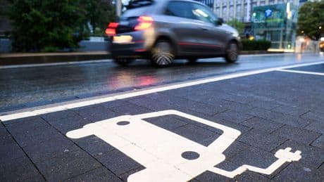 Je jünger, desto... - Überraschende Umfrage zu E-Autos!