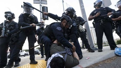 Nach Migranten-Razzia in Los Angeles - Polizei mit Schlagstöcken und Tränengas gegen Demonstranten