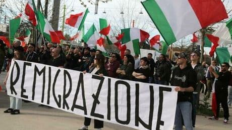 Remigration summit, scontri a Milano per il corteo dell'ultradestra europea: fumogeni, cariche della polizia e idranti