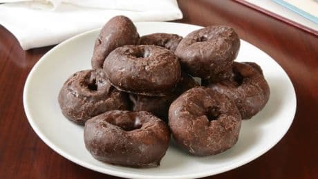 Minidonuts de chocolate con solo tres ingredientes: una receta barata, saludable y deliciosa