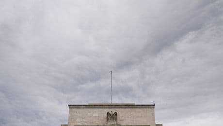 Fed Officials Split Over How to Read Economic Signals