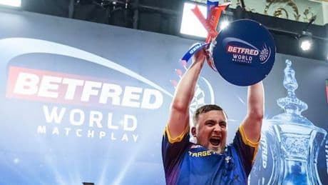 Dartsensatie Littler (18) wint na WK en Premier League ook World Matchplay