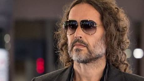 Russell Brand weist Vorwürfe der Vergewaltigung vor Gericht in London zurück