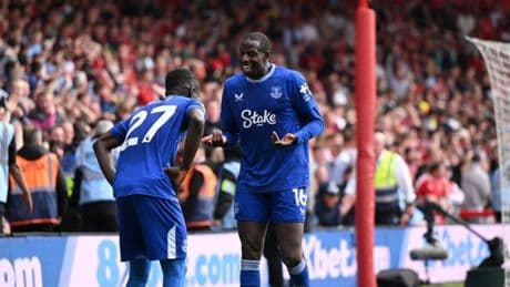 El Everton pincha el globo del Nottingham Forest y asalta el City Ground