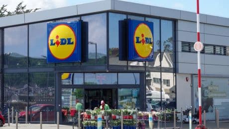 Budget supermarkets battle for staff after Lidl rises hourly rate to record level