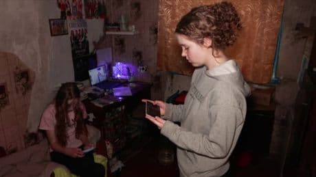 "Je voudrais vivre ma vie comme une ado normale": les Ukrainiens entre espoir et scepticisme en parallèle des pourparlers en Turquie