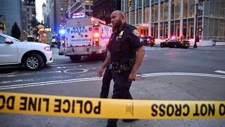 Cuatro muertos, entre ellos un policía, en un tiroteo en un rascacielos de Nueva York