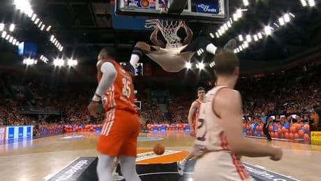 Münchner holen sich Spiel 4 - Bayern-Star bringt Halle mit Mega-Dunk zum Schweigen