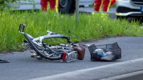 Autofahrer erfasst 78-Jährigen: Radfahrer will Bundesstraße überqueren und stirbt