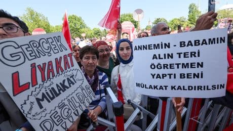 "Mülakat mağduru" öğretmenler 193 gündür MEB'in önünde: “Kaderimi yanlış toplama belirledi”