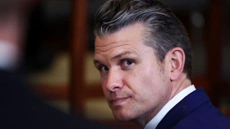 Una docena de estudiantes, hijos de militares, demanda al Secretario de Defensa Pete Hegseth por prohibir libros