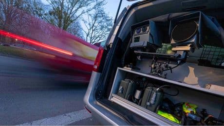 Geschwindigkeitsmessung: Polizei erwischt Raser mit knapp 80 km/h zu viel