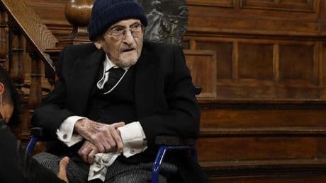 Álvaro Pombo saca fuerzas y recibe el premio Cervantes en persona: "Es posible que para alcanzar la grandeza en España, tengamos que llegar a la pobreza"