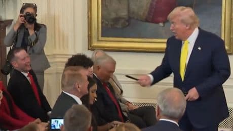 Diesmal an Veteranen - Trump verschenkt schon wieder Stifte