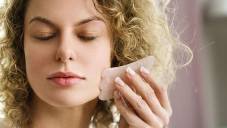 Gesichtsmassage: Gua Sha Stein: Das müssen Sie über den Beauty-Trend wissen