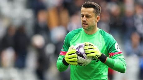 Lukasz Fabianski: West Ham confirm free transfer signing amid concern over problem position