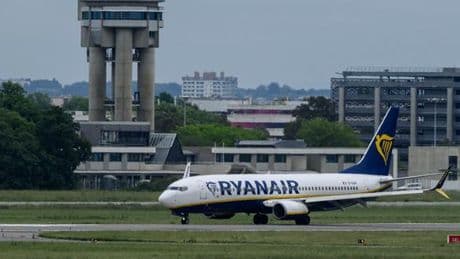 Taxes sur le transport aérien : en colère contre la hausse de la fiscalité sur les billets d’avion, Ryanair diminue ses activités en France