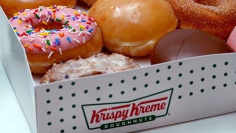 Le géant américain des donuts Krispy Kreme, arrivé il y a deux ans en France, mise sur un plan de redressement mondial pour surmonter ses difficultés