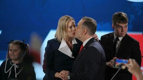Karol Nawrocki, chi è il nuovo presidente della Polonia: 42 anni, il passato nel pugilato e quello slogan «Prima i polacchi» ispirato a Trump