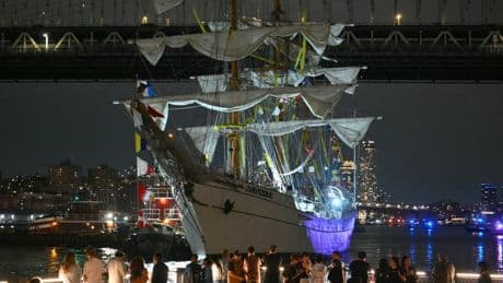 New-York: le voilier entré en collision contre le pont de Brooklyn reculait en accélérant