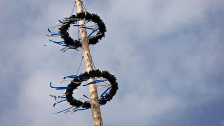 Unwetter: Maibaum kippt um und fällt auf Stromleitung