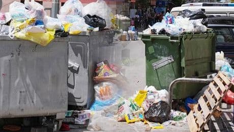 Belediye işçileri greve gitti, tüm kentte çöp yığınları oluştu