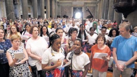 La rete "cattodem" che spinge la Chiesa a trasformarsi in Ong pro migranti
