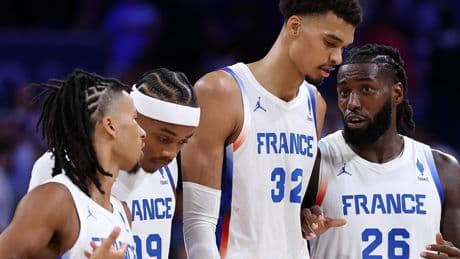 Una estrella de Francia clama contra los árbitros en la jugada del triple de Del Pino