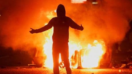 Irlande du Nord : retour en images sur les violents affrontements anti-immigrés qui secouent le pays