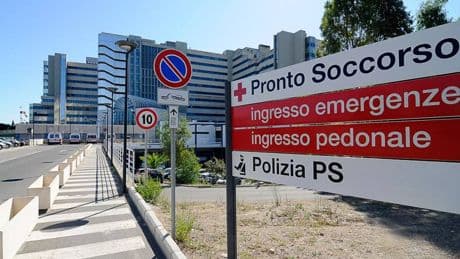 Neonato di 4 mesi rotola giù dal letto e muore