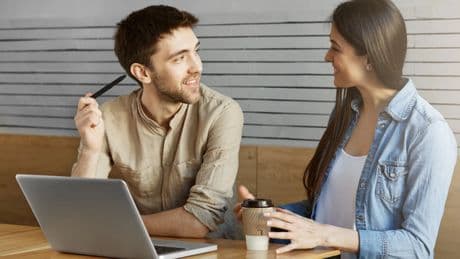 Qué significa que una persona interrumpa siempre las conversaciones según la psicología