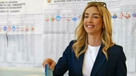 Silvia Salis verso la vittoria a Genova, chi è la candidata del campo largo: il passato da sportiva, il marito regista, la carriera da atleta