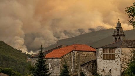 La UME se despliega en el incendio de Chandrexa, que arrasa 3.000 hectáreas y supera ya todo lo quemado en Galicia en 2024