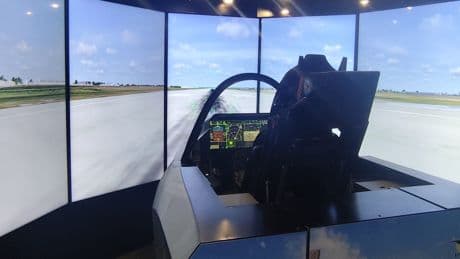 Lockheed Martin exhibe en FEINDEF una cabina de pilotaje del F35, el caza maldito e innombrable para Sánchez y Robles