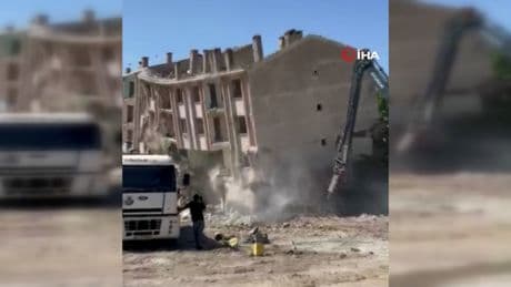 Ağır hasarlı binaya tek dokunuş yetti: Yerle bir oldu