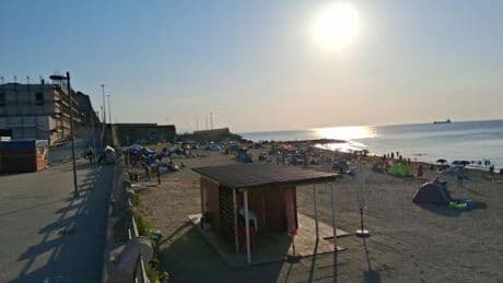 Savona, baby gang e coltelli tra le tendopoli in spiaggia