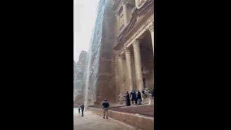 Petra, evacuati 1.800 turisti a causa di improvvise inondazioni