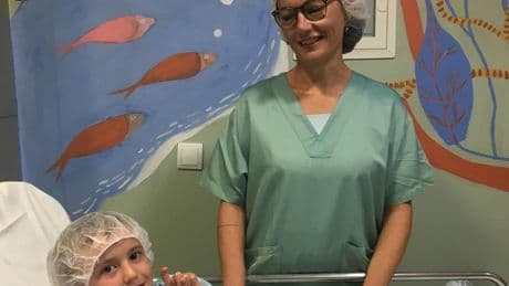 El hospital de Palamós permite el acompañamiento de un familiar a niños que deban operarse