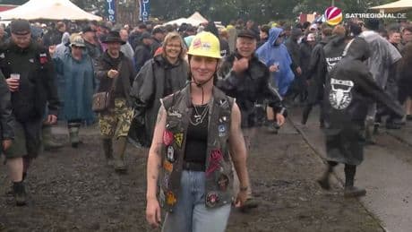 Wacken 2025: Besucher trotzen mit Flossen und Regencapes dem Matsch