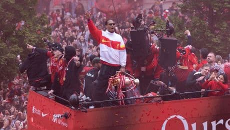 Virgil van Dijk viraal met dansmoves, Britse TikTokkers ’willen vier kinderen van hem’