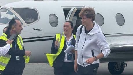 Jannik Sinner è arrivato a Roma con il suo jet privato da Nizza. L'hotel in centro con i campi da tennis, domani l'allenamento sul Centrale