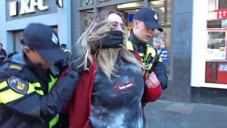 Raddraaiers dodenherdenking Dam: wie zijn Elise H. en die andere schreeuwer?