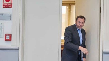 El Gobierno retira a Andalucía las ayudas para el transporte público a menores de 14 años