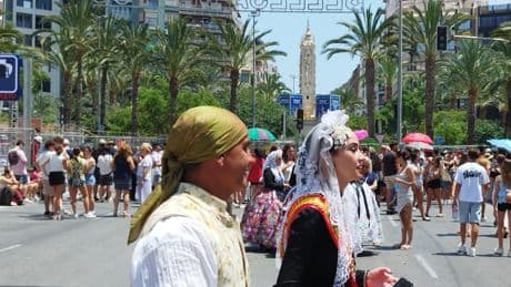 Un retorno tras 25 años, mucho calor y visita de Mazón en la primera mascletá de Alicante