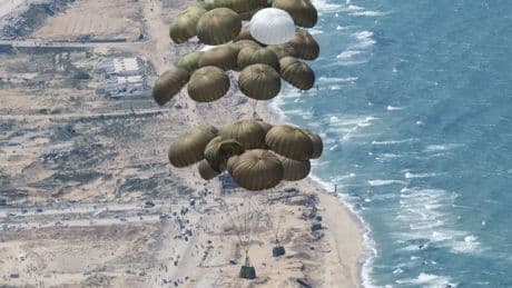 Krieg im Nahen Osten: Bundeswehr startet mit Abwurf von Hilfsgütern über Gazastreifen